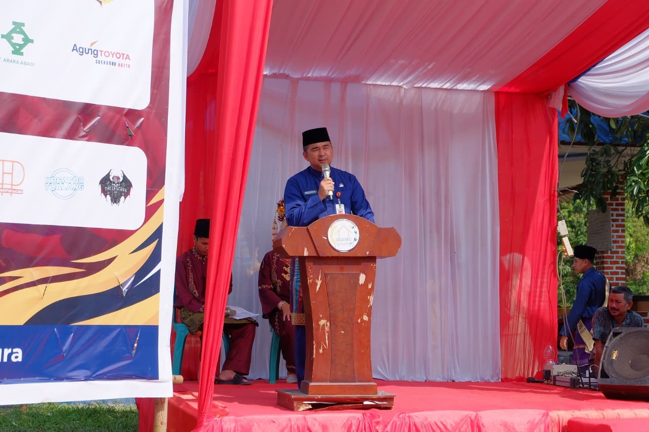 Kaban Kesbangpol Riau menghadiri Pembukaan Pacu Sampan Tradisional II di Taman Bunga Impian Okura